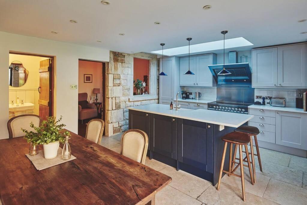 Large Stylish Luxury Cotswold Cottage - Ideal For Families, W/ Ev Charging Andoversford Buitenkant foto